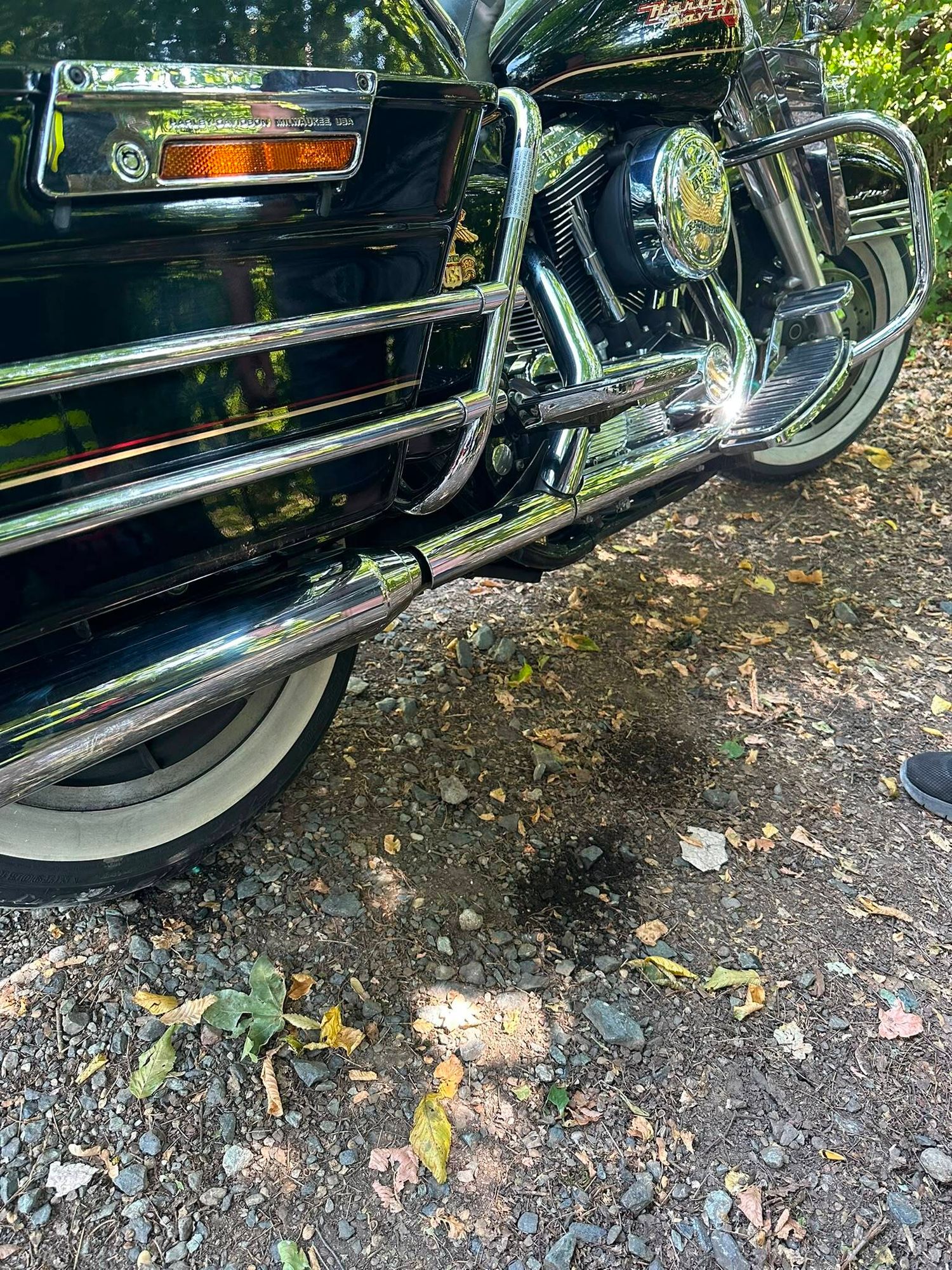 Harley-Davidson Motorrad mit Chromteilen auf Schotterweg