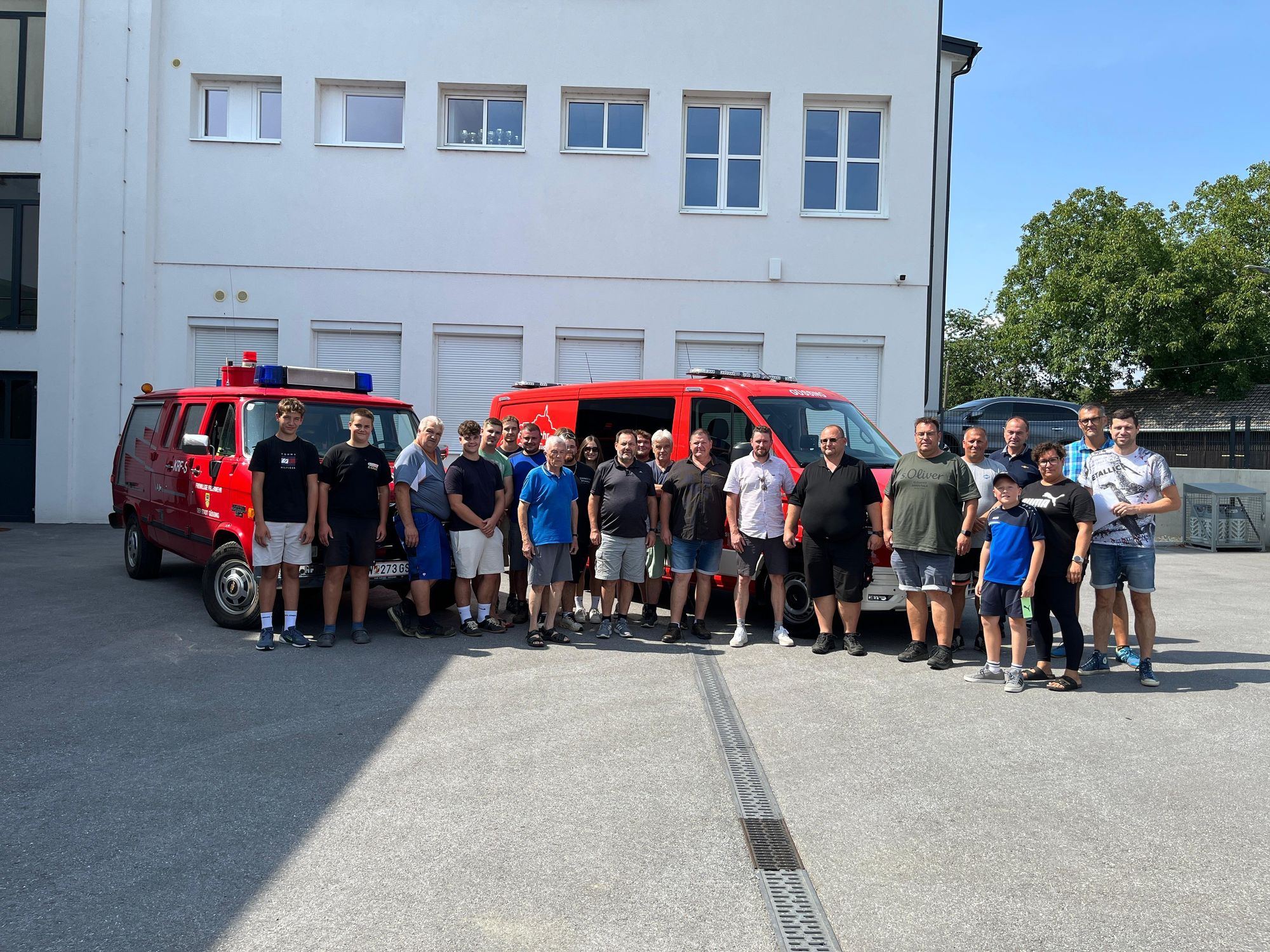 Feuerwehr Gols mit Einsatzfahrzeugen und Mitgliedern vor dem Feuerwehrhaus